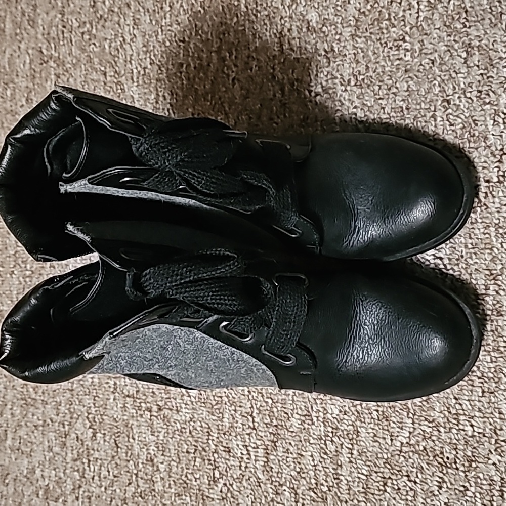 Like new womens ankle boots apt 9 brand size 8